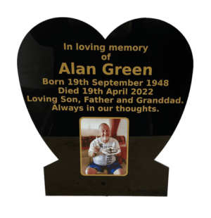 018. Single Heart On A Plinth With A Back Box Alan 31092 P