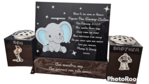 031. Baby Plaque On A Plinth With Elephant 2 Flowerpots 31073 1 P